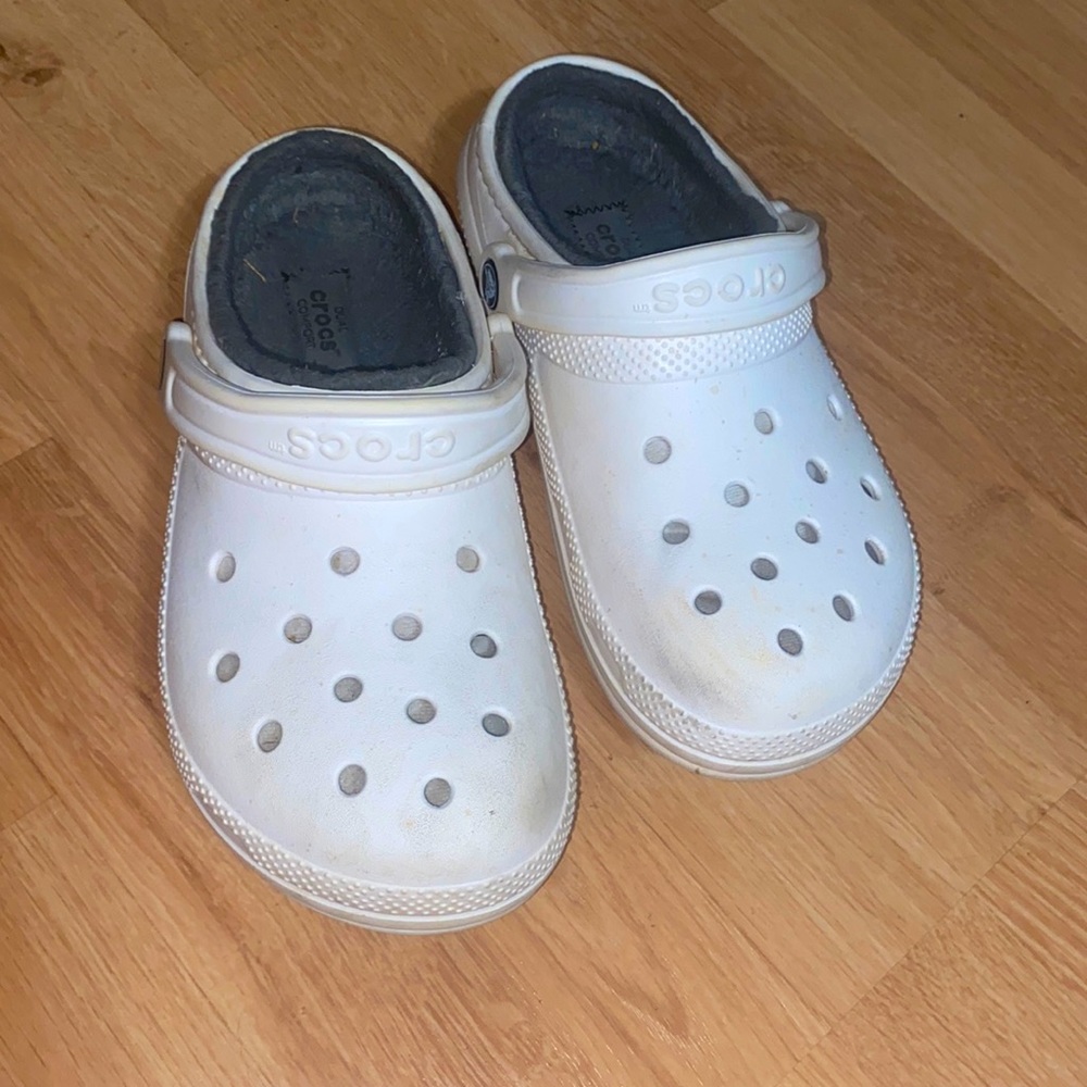 crocs. mens 5 womens 7